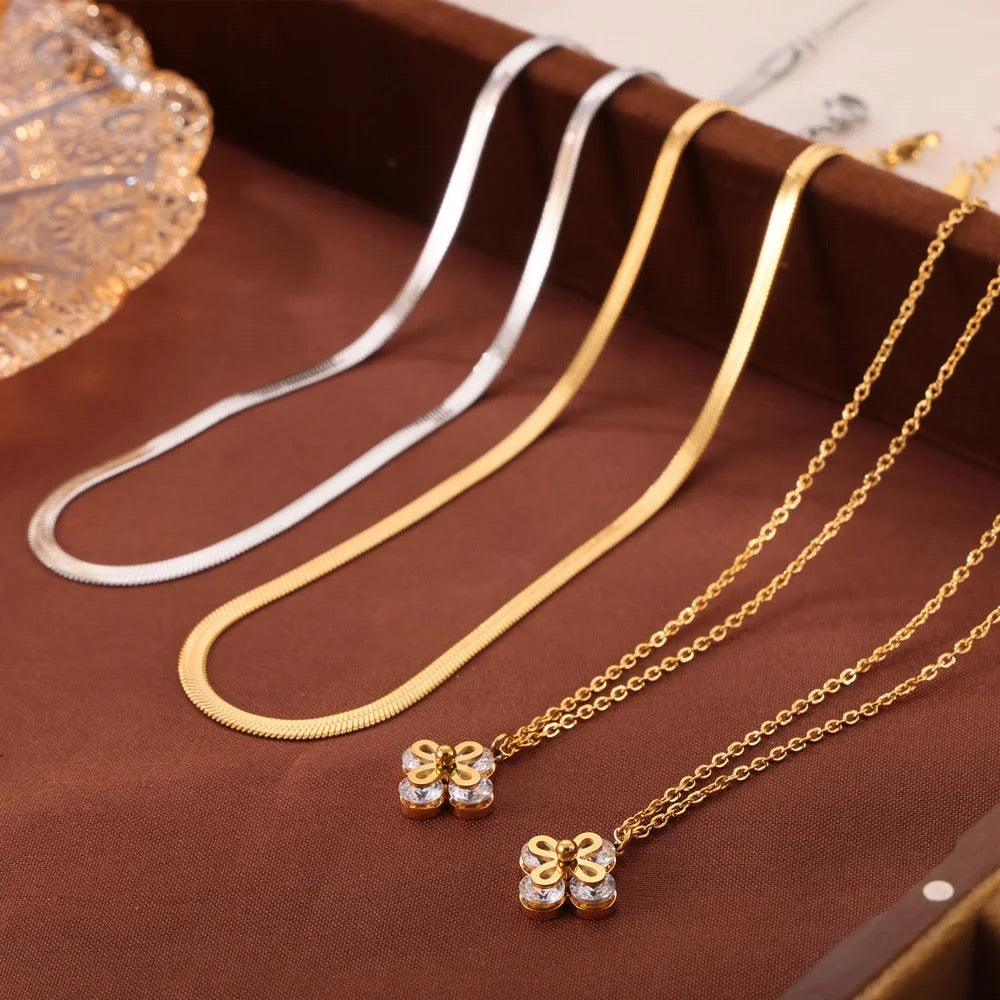 Golden Bloom Pendant Necklace Set