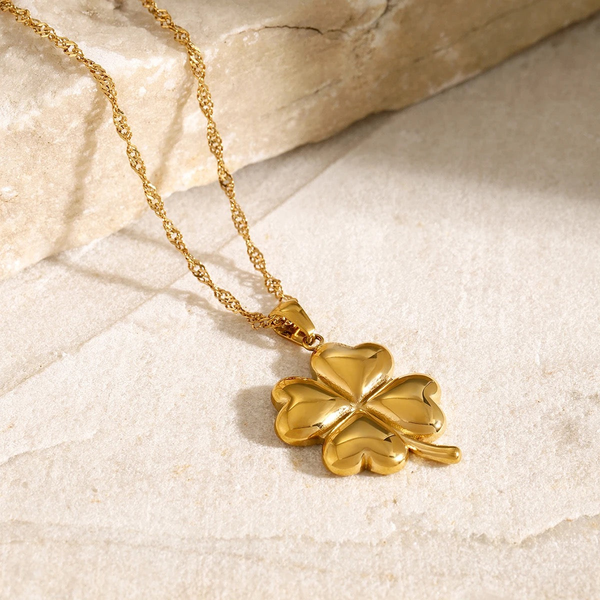 Heart-Clover Harmony Necklace