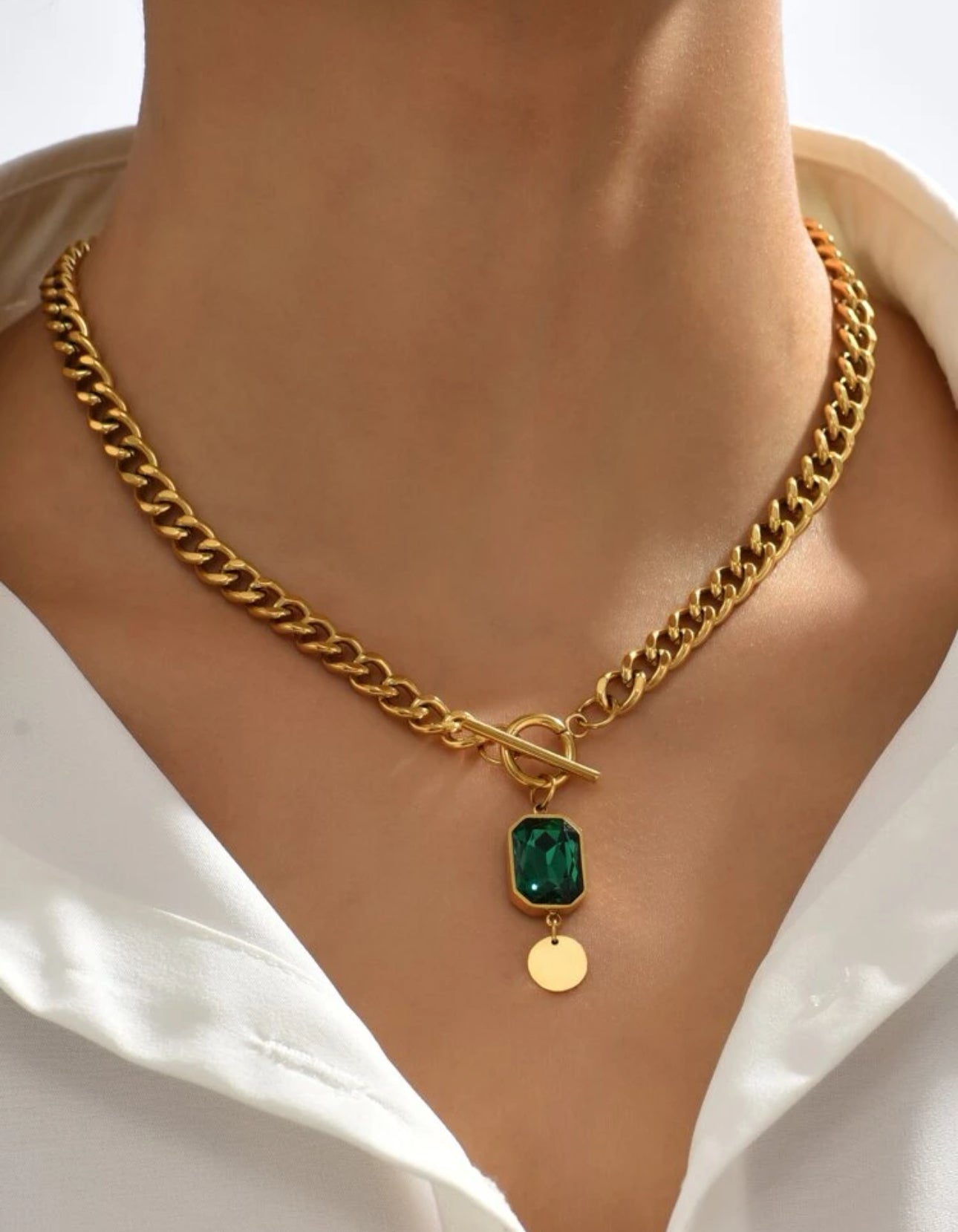 Elegance Unlocked: Golden Lurex Necklace with Emerald Pendant