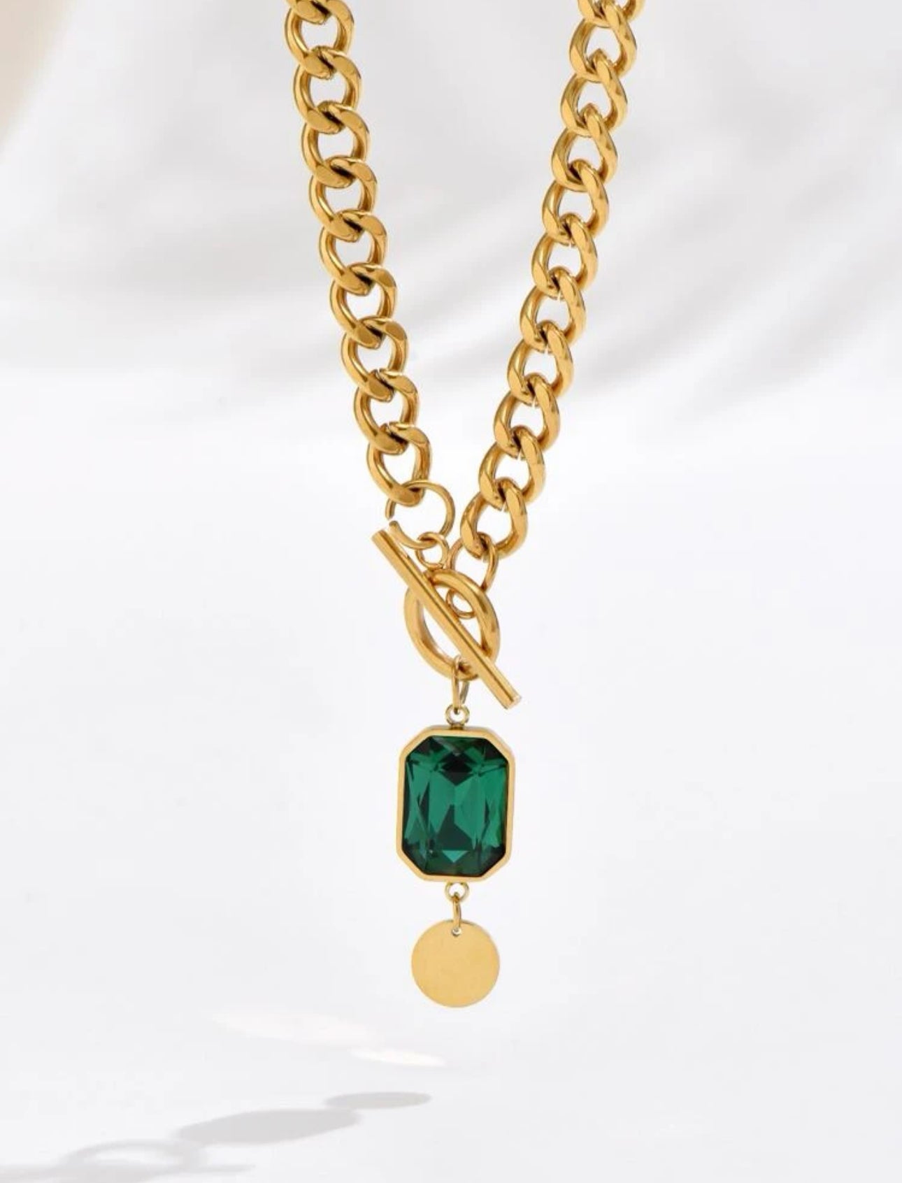 Elegance Unlocked: Golden Lurex Necklace with Emerald Pendant